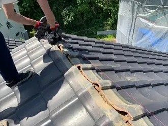 巴瓦の固定後に鬼瓦を銅線で吊り直す作業工程