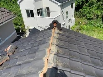 巴瓦の固定後に鬼瓦を銅線で吊り直す作業