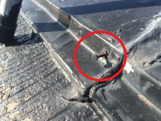 棟板金がシーリング材を用いて屋根に直接固定されている状態