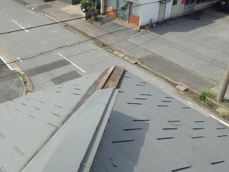 棟板金が飛散して貫板が露出している状況