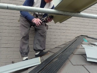 貫板を固定した上に棟板金をかぶせる作業工程