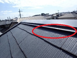 屋根の棟板金が浮いた状態