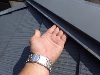 棟板金が浮てしまった状態の屋根