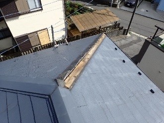 台風の被害で一部が落下した屋根の外観