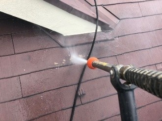 屋根に高圧洗浄