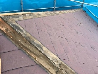 既存の棟板金を撤去