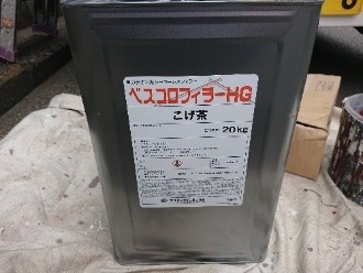 屋根塗装では下塗りにスズカファインのベスコロフィラーを使用