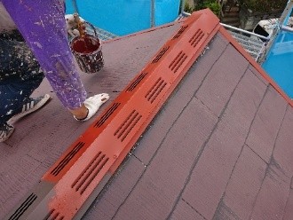 屋根に錆止め塗布する作業工程