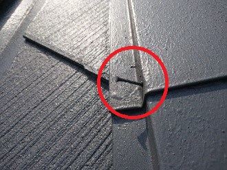 棟板金を固定している釘の浮いた状態