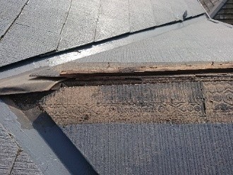 棟板金が一部が飛散した屋根