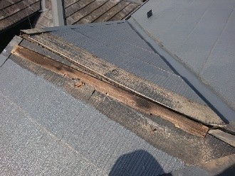 棟板金が一部が飛散した状態