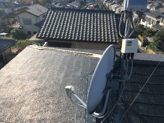 屋根の上に設置されているパラボラアンテナ