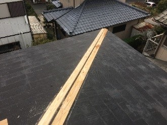 貫板を屋根に取り付け作業工程
