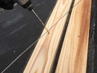 貫板を屋根に取り付け