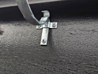 雨樋にステンレス製の金具を取付