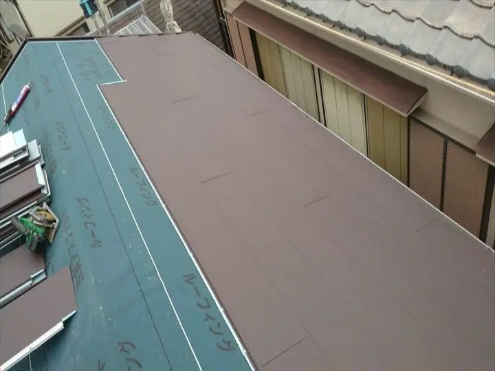 屋根材(スーパーガルテクト)の設置