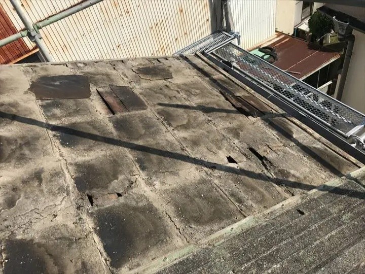 防水紙が破れた状態