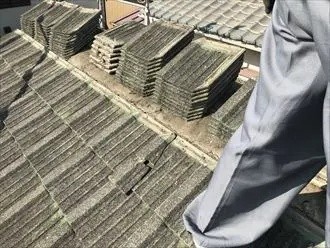 棟瓦を解体する作業風景