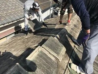 棟瓦を解体