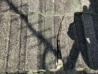 セメント瓦屋根が割れている状態