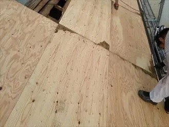 野地板増し貼り作業の風景