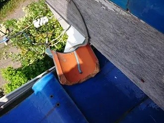 棟に被さっている「冠瓦」が棟から外れ軒先まで滑り落ちた状態