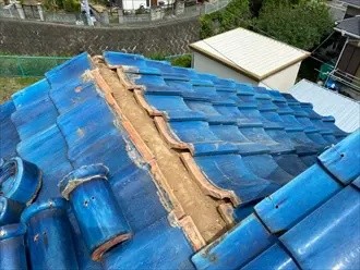 銅線で固定された棟を解体し清掃する作業工程
