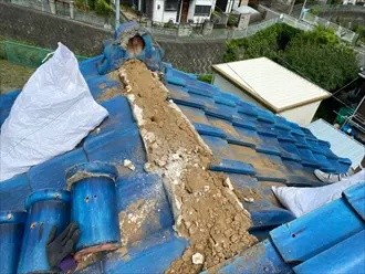 銅線で固定されている棟を解体して清掃する作業