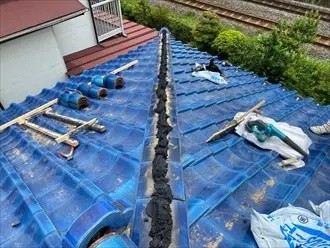 シルガードを丁寧に塗り込み土台を形成する作業風景