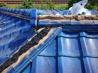 隅棟の解体撤去の作業風景