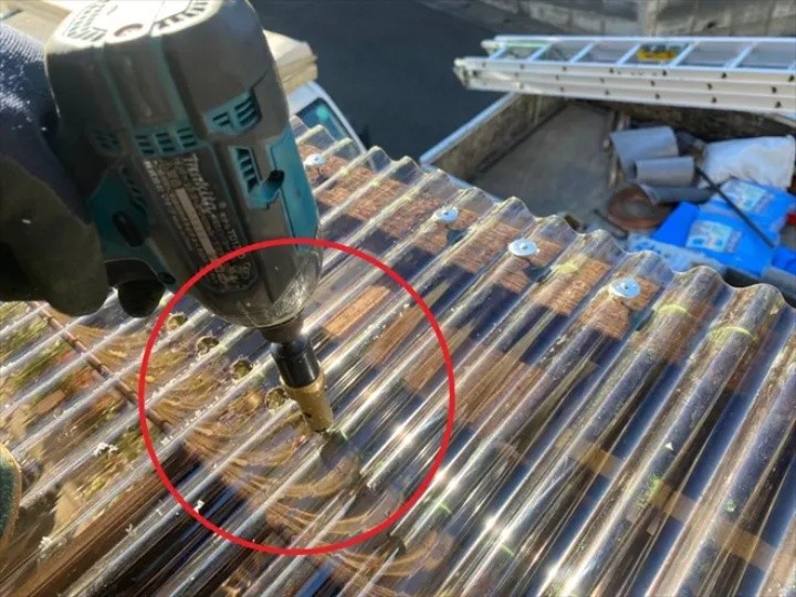 雨水を流すための穴あけ作業