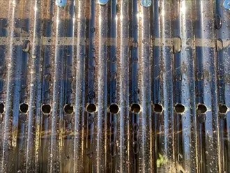 雨水を流すためのポリカ波板への穴あけ作業後の様子