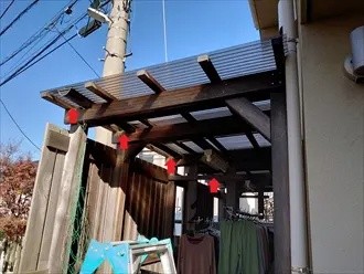 軒樋の上に横一列の穴が開けられた状態
