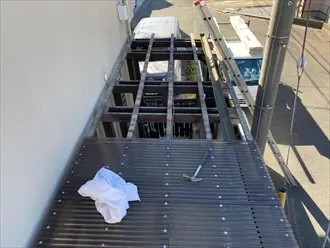 既存のポリカ波板を撤去する作業風景