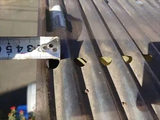 ポリカ波板に空けられた穴の大きさを計測