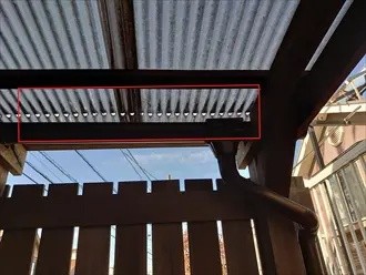 ポリカ波板に穴があけられた状態