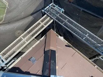 剣先役物の取り付け後に棟板金を重ねて取り付け