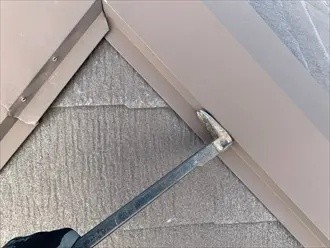 既存の棟板金の撤去作業