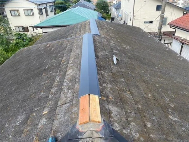 新しい棟板金を設置