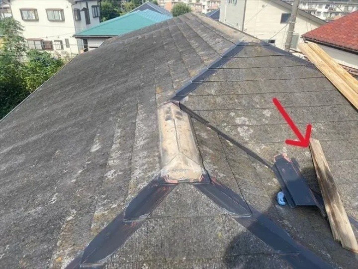 既存の棟板金を下地ごと撤去処分