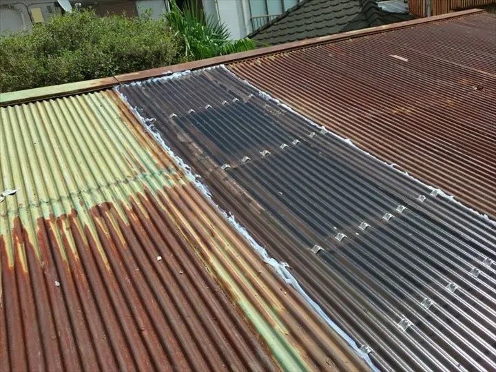 経年劣化したポリカ屋根の交換工事が完工