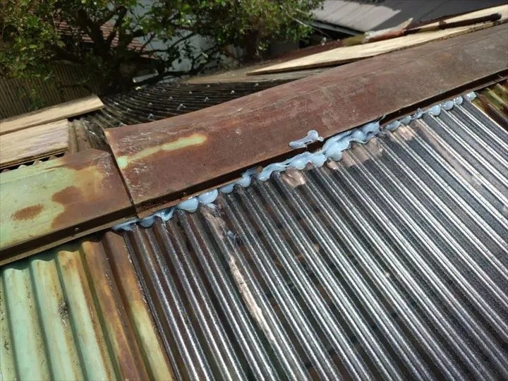 ポリカ波板にコーキング処理