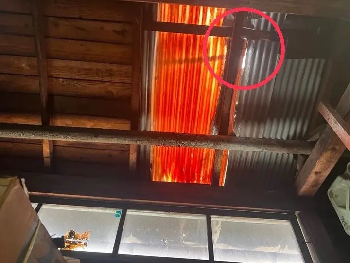 劣化したポリカ屋根の内観