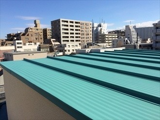 屋根面にホースで水をかけながら流れの様子を確認