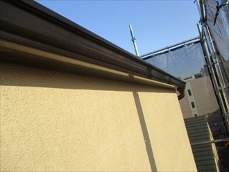 軒先に軒樋を設置する作業工程