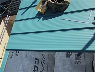 下葺き材を横に葺きガルバリウム鋼板を軒先から取付け