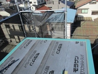 下葺き材を横に葺く作業工程