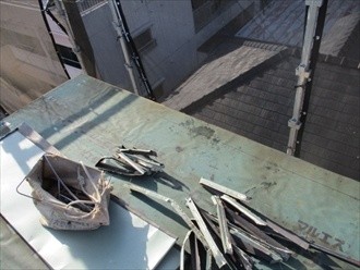 既存の屋根材を撤去作業の工程