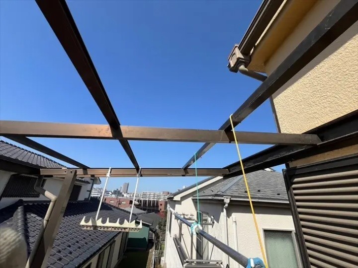 既存の波板の撤去作業が完了後