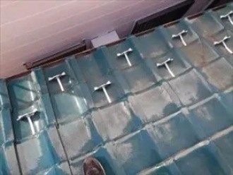 大屋根と下屋部分にステンレス製の瓦用後付け雪止め金具を設置した後